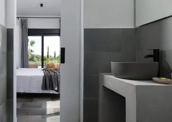 Villa Seashell - Luxury Pool Retreat - 150m