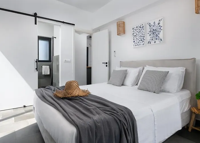 Seashell - Luxury Pool Retreat - 150m Villa