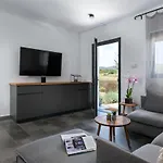 Seashell - Luxury Pool Retreat - 150m Villa