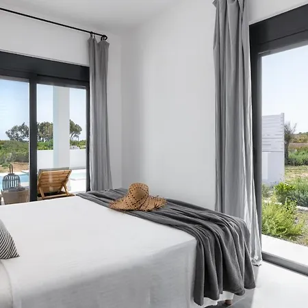 Seashell - Luxury Pool Retreat - 150m Lakhania