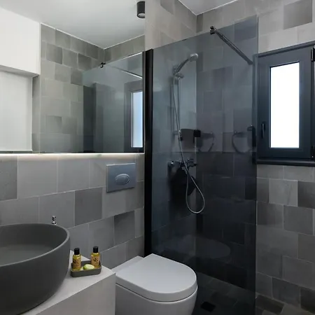 Villa Seashell - Luxury Pool Retreat - 150m *