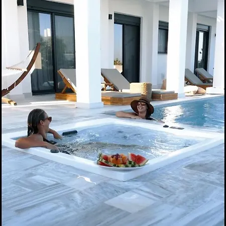 Seashell - Luxury Pool Retreat - 150m *