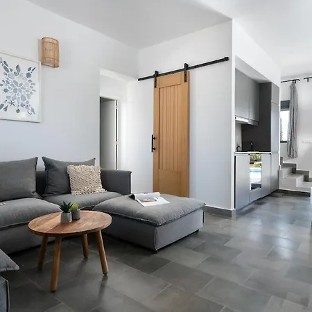 Villa Seashell - Luxury Pool Retreat - 150m Lacónia