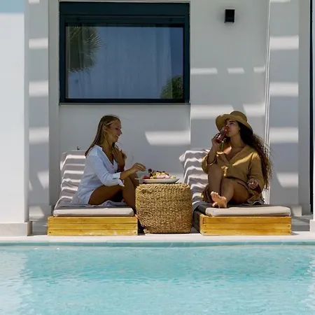 Seashell - Luxury Pool Retreat - 150m Villa *