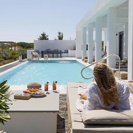 Seashell - Luxury Pool Retreat - 150m Lacónia