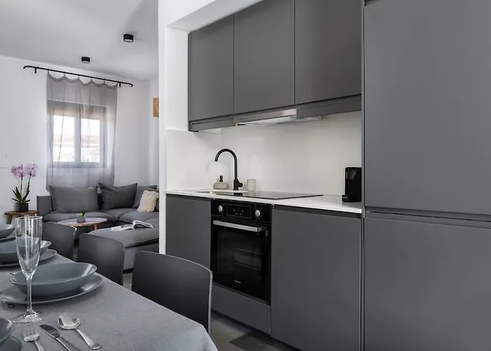 Seashell - Luxury Pool Retreat - 150m